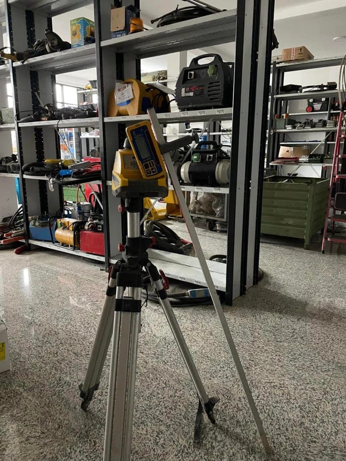 Nivelues lazer mbi tripod, para rafteve me vegla në depo